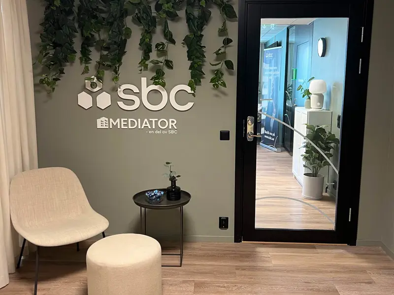 Entrén i SBCs kontor i Uppsala med en SBC- och Mediatorskylt på en vägg