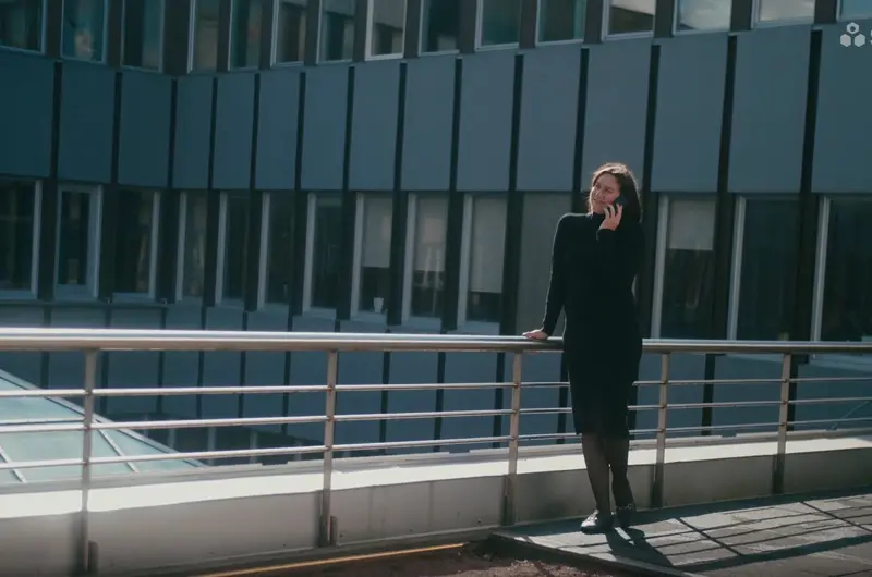 SBCs ekonomiska förvaltare Josefine pratar i telefonen, utomhus.