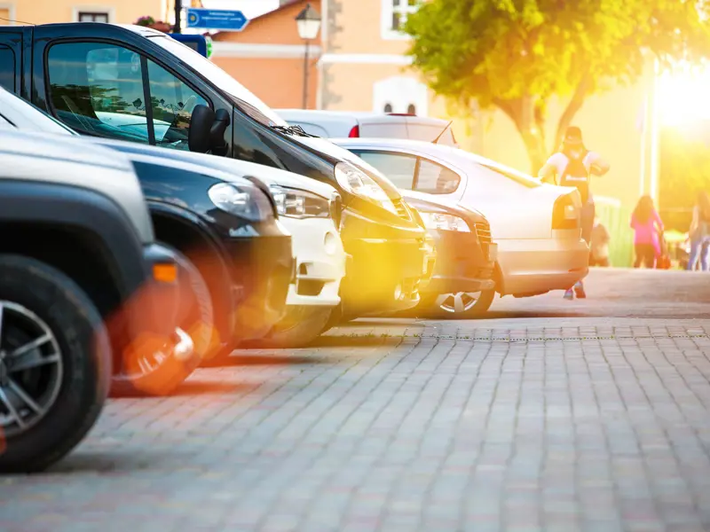 Bilar parkerade på rad