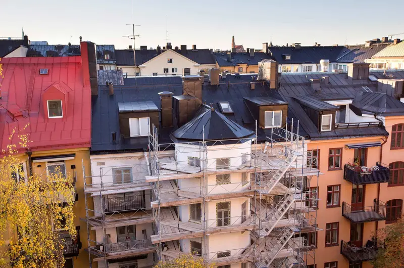 Byggnadsställningar uppställda för fasadrenovering i brf