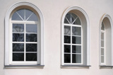 Husfasad med tre spröjsade fönster