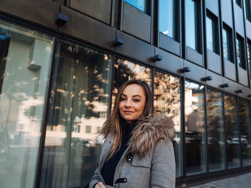 Teknisk förvaltare står framför SBCs kontor i Stockholm