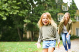 Mamma och dotter leker på innergård i brf