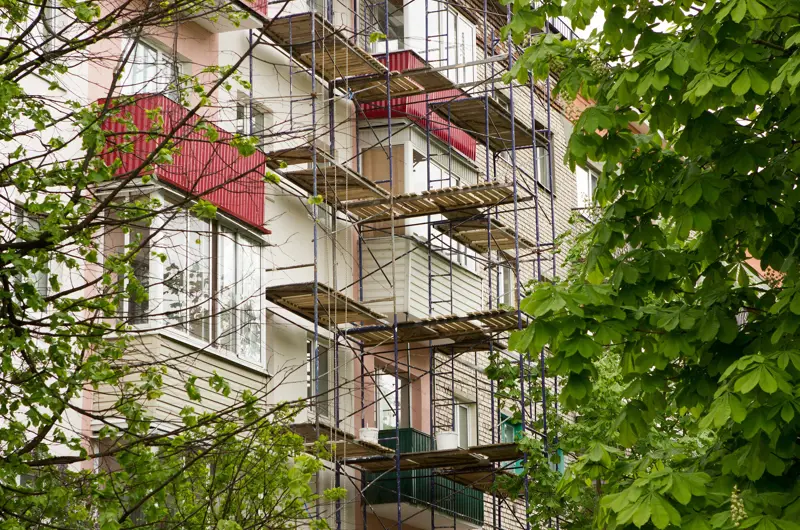 fastighet med byggställningar mot fasaden