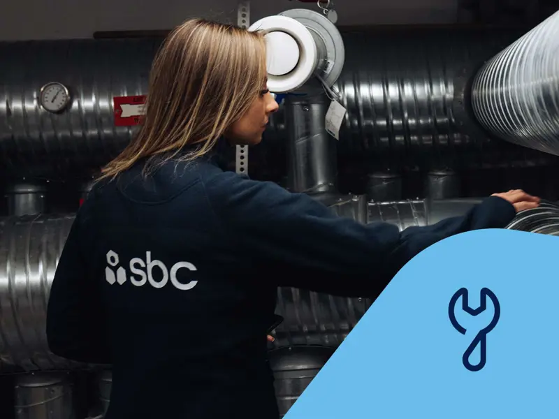 SBCs tekniska förvaltare Karolina arbetar i en brf. Tekniskförvaltningsikon.