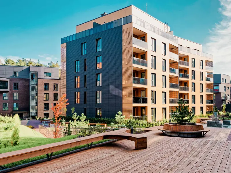 Modernt flerbostadshus med flera våningar och balkonger och utomhusanläggning